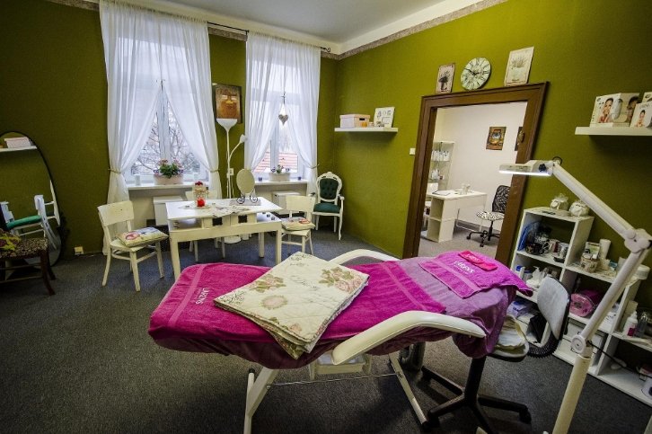 Buď ženou, která narovná jiné ženě korunu, aniž by světu řekla, že byla nakřivo.